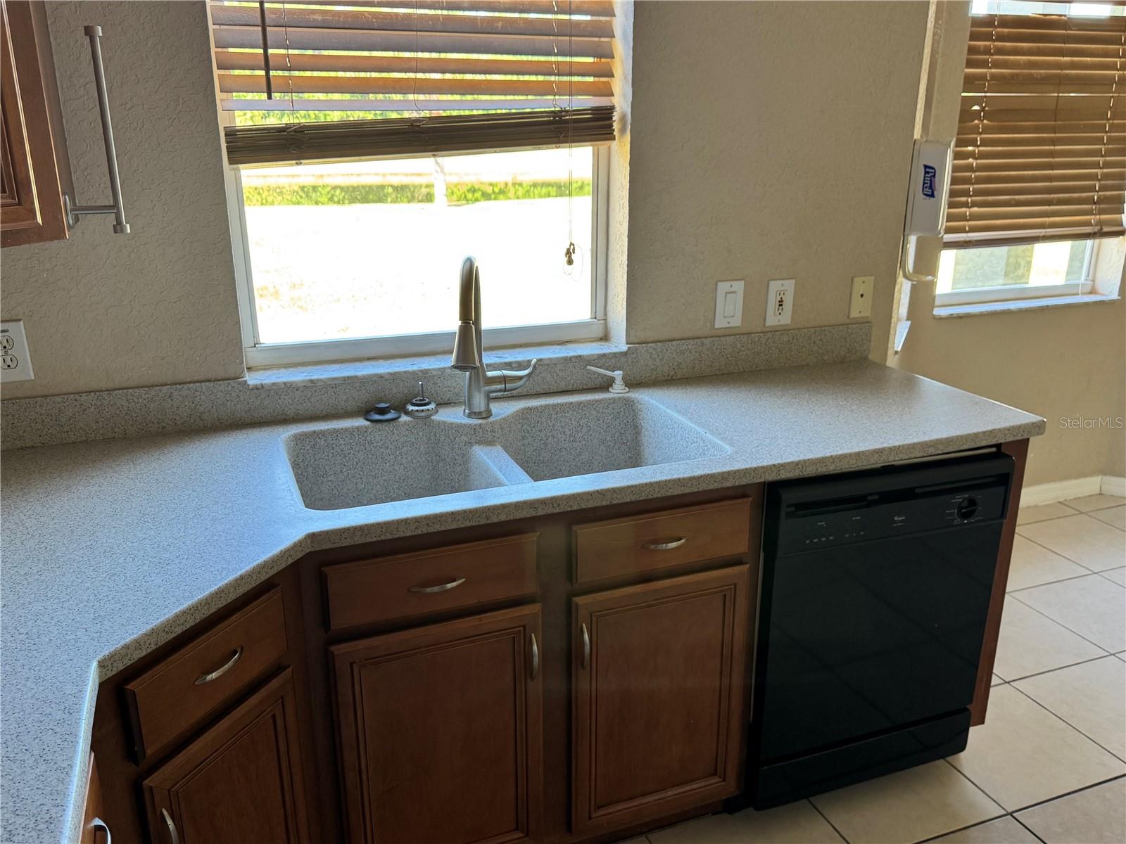 9023 PINEBREEZE DR — photo 8