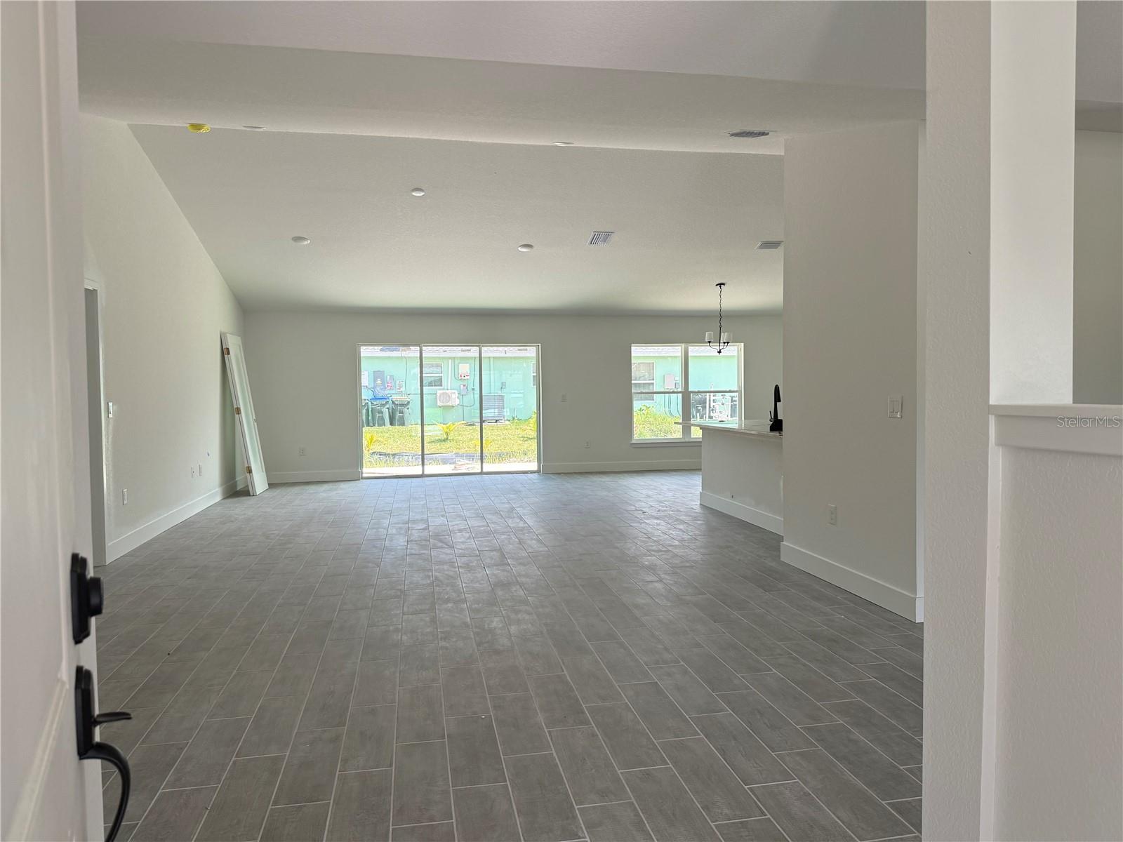 4372 PAWTUCKET ST — photo 2