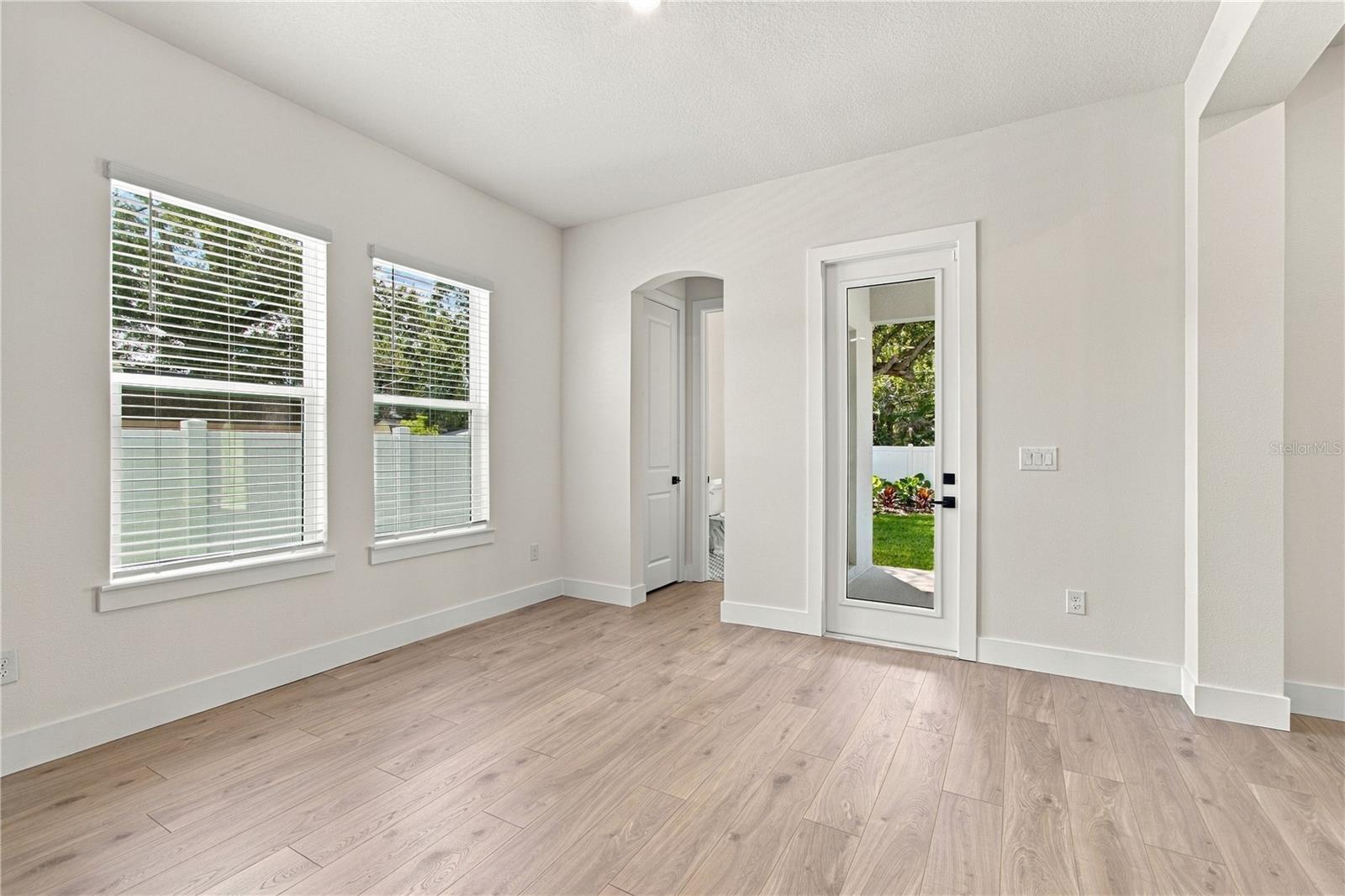 812 W ORIENT ST — photo 10