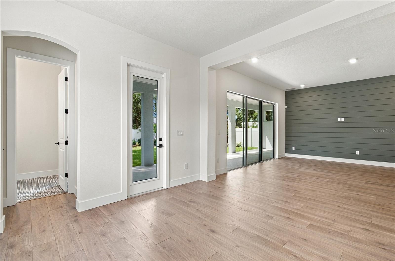 812 W ORIENT ST — photo 13