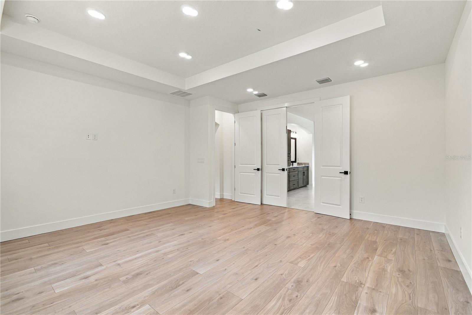 812 W ORIENT ST — photo 26