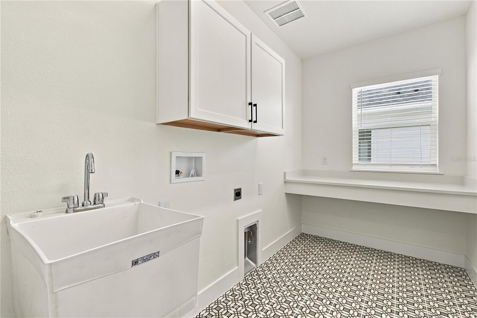 812 W ORIENT ST — photo 41