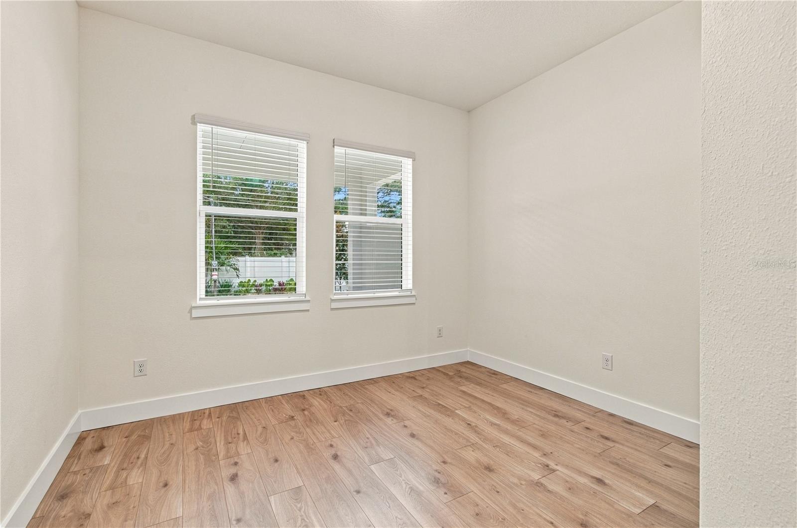 812 W ORIENT ST — photo 34