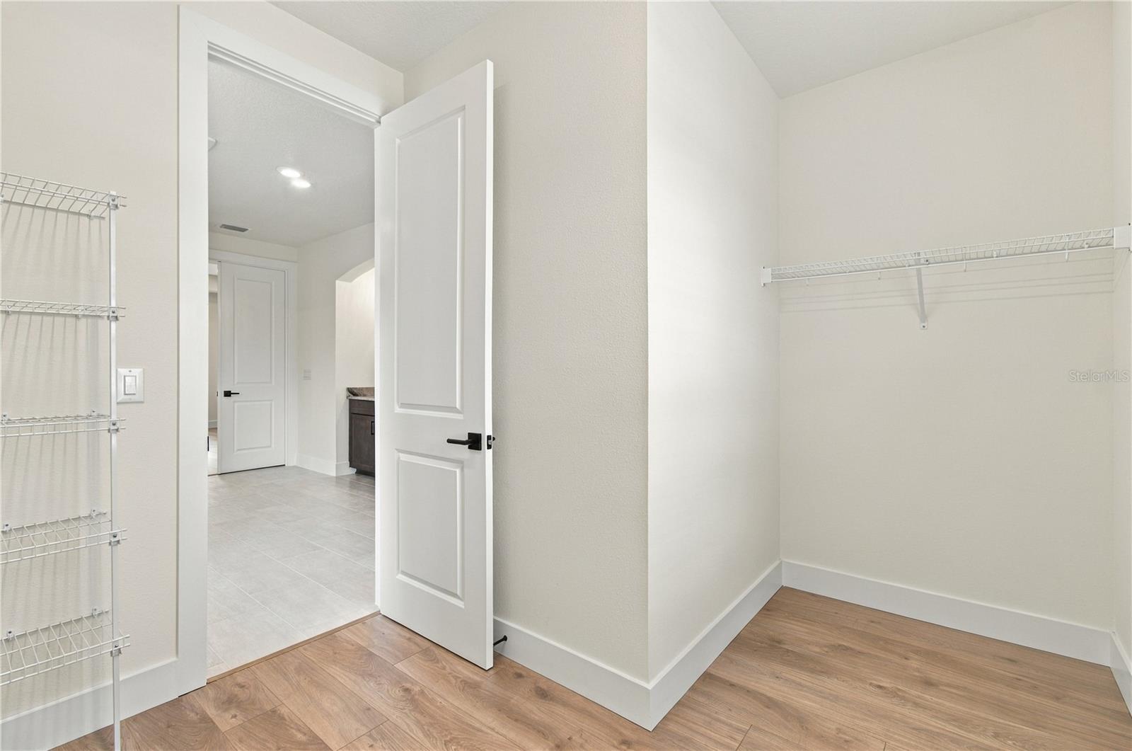 812 W ORIENT ST — photo 33