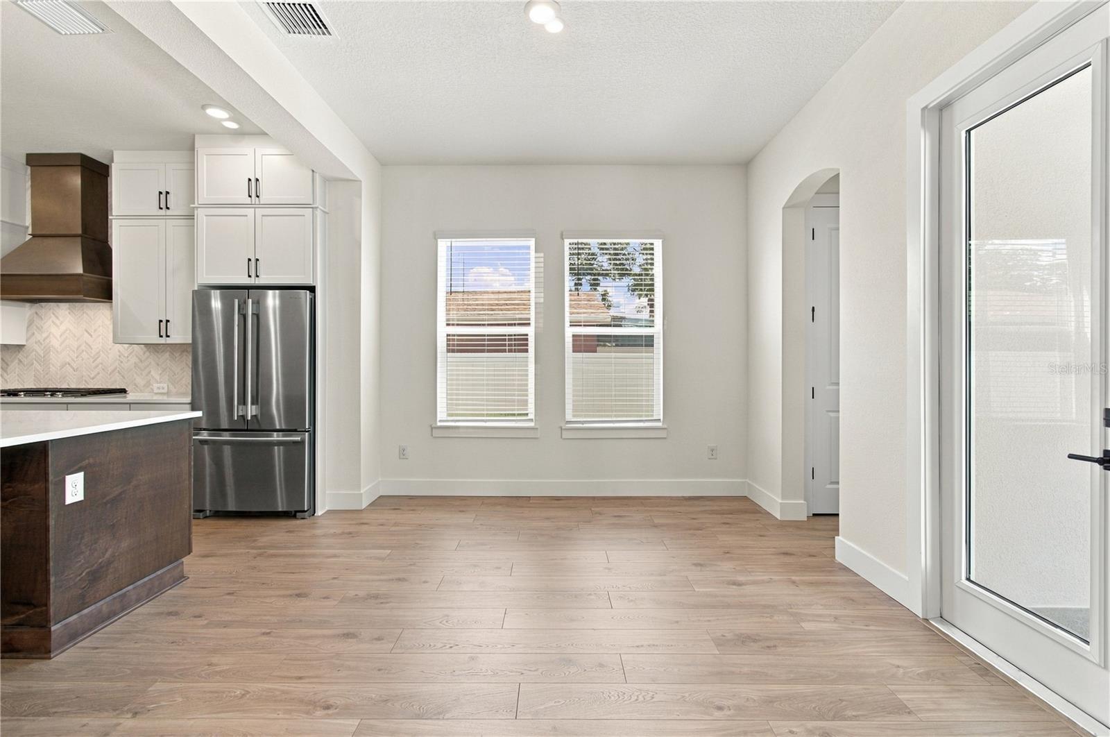 812 W ORIENT ST — photo 9