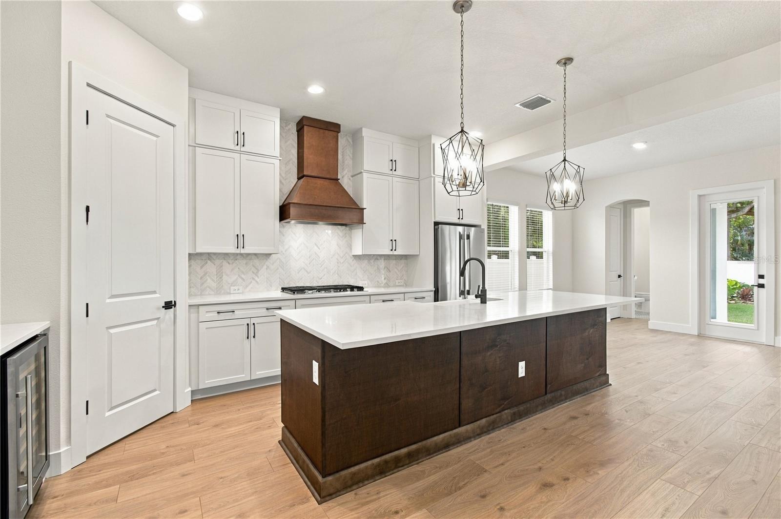 812 W ORIENT ST — photo 4