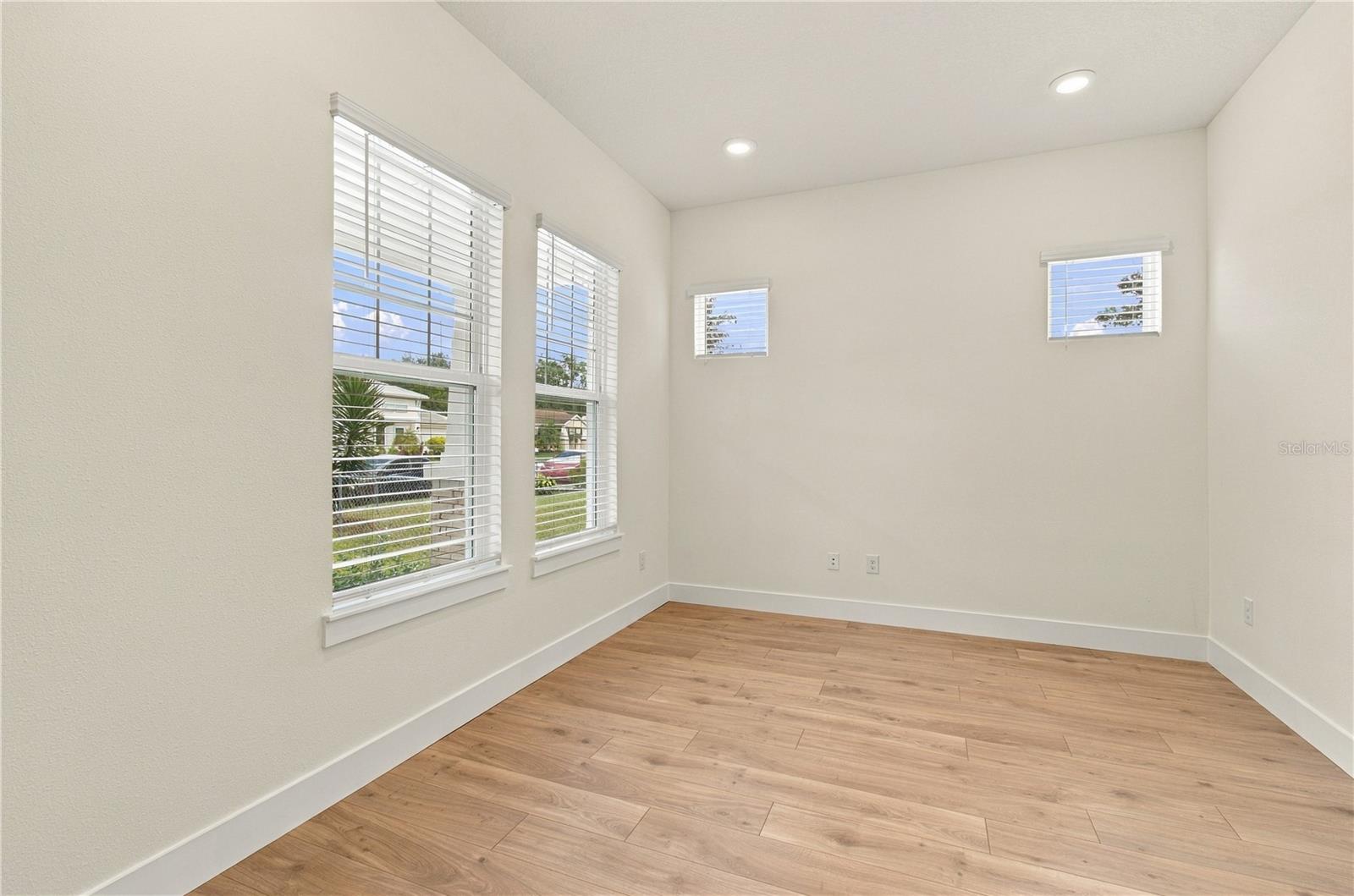 812 W ORIENT ST — photo 19