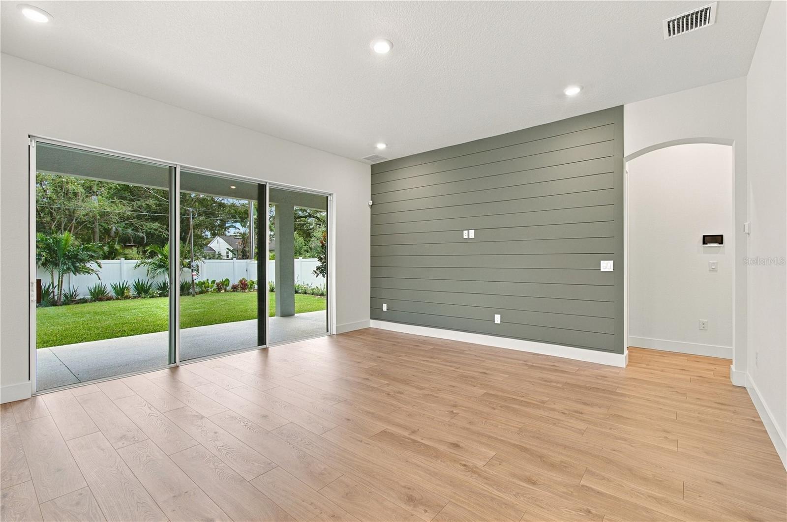 812 W ORIENT ST — photo 14