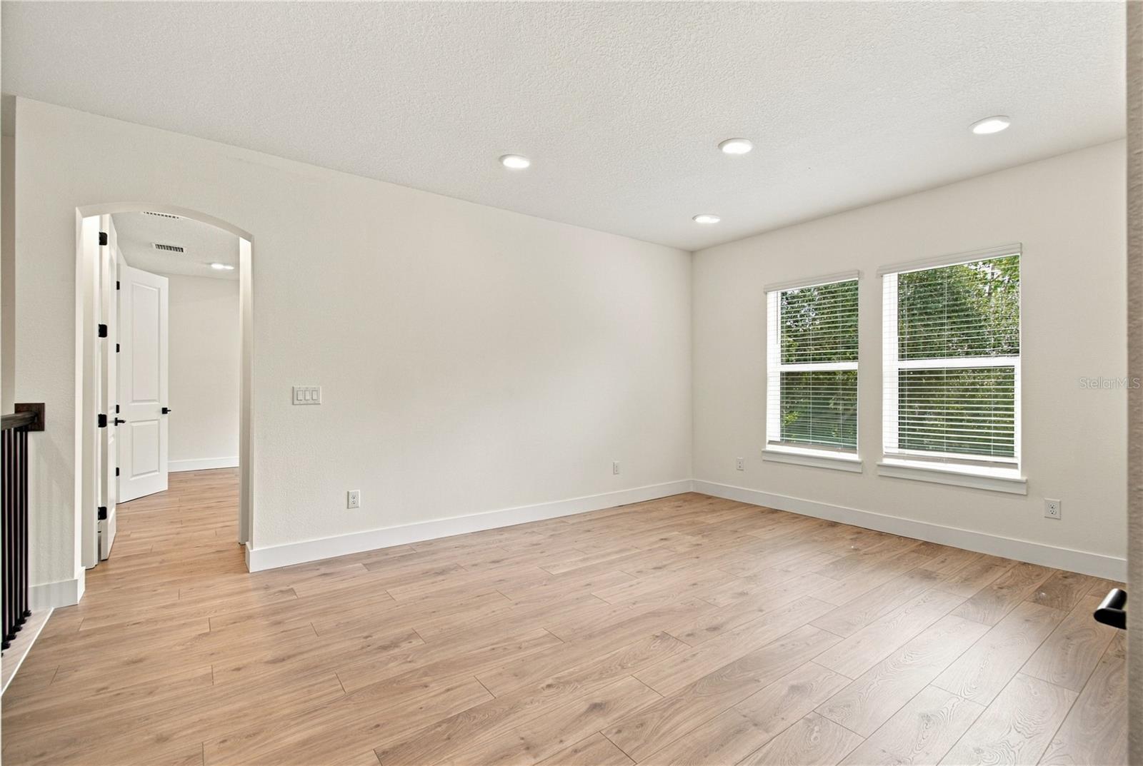 812 W ORIENT ST — photo 21