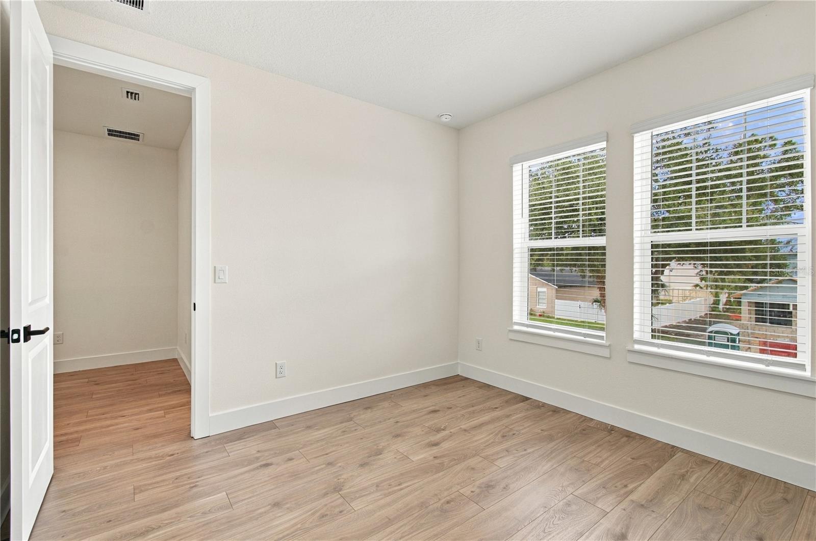 812 W ORIENT ST — photo 37