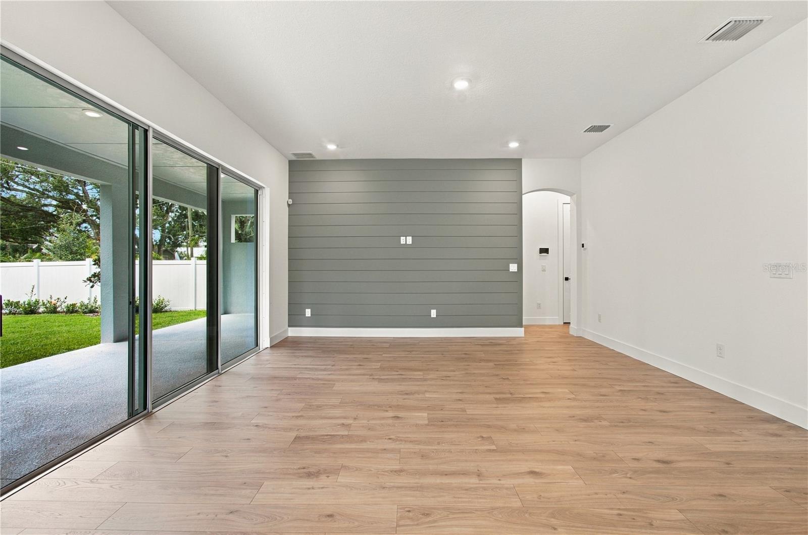 812 W ORIENT ST — photo 11