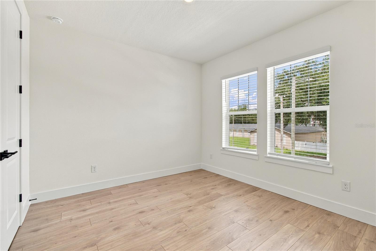 812 W ORIENT ST — photo 35