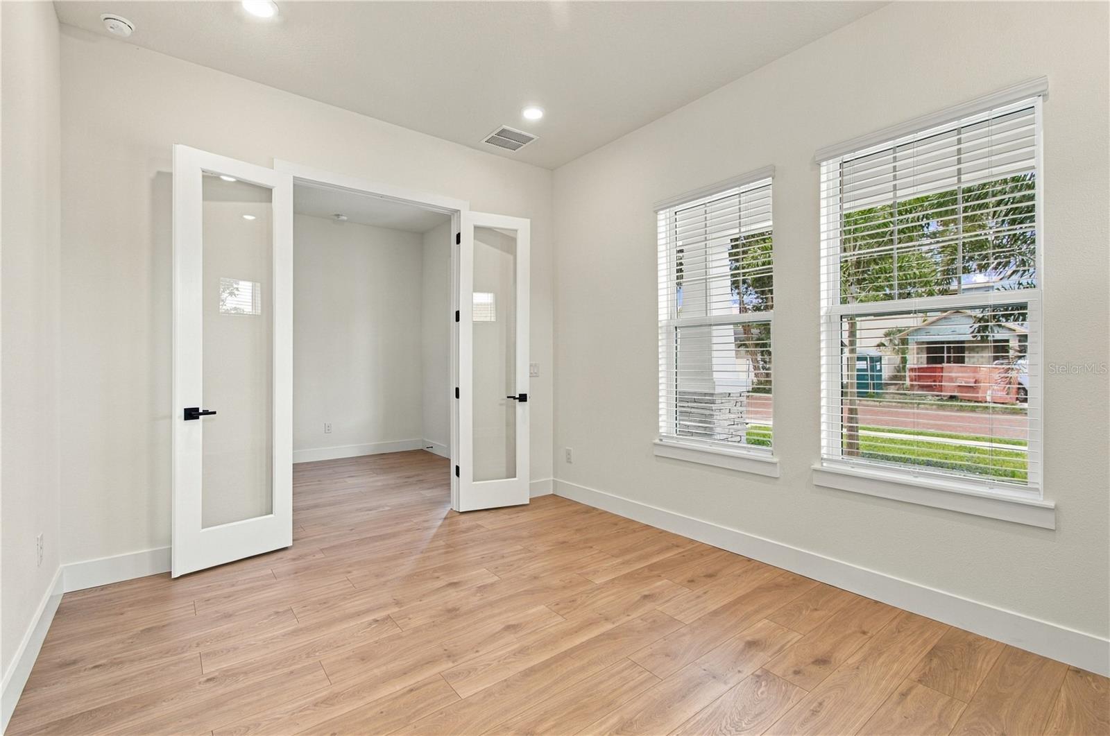 812 W ORIENT ST — photo 20