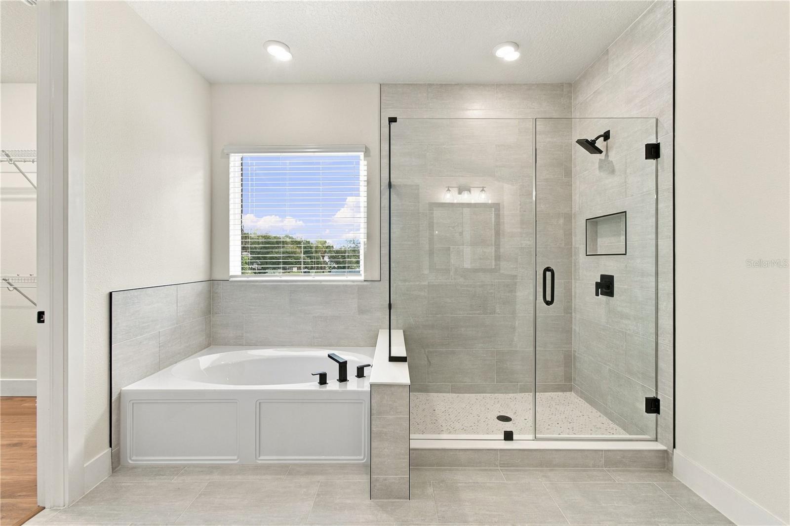 812 W ORIENT ST — photo 30