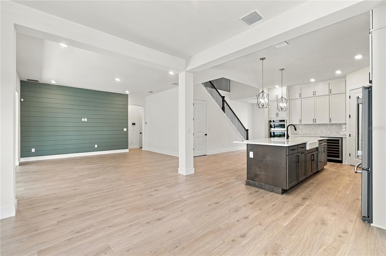 812 W ORIENT ST — photo 15