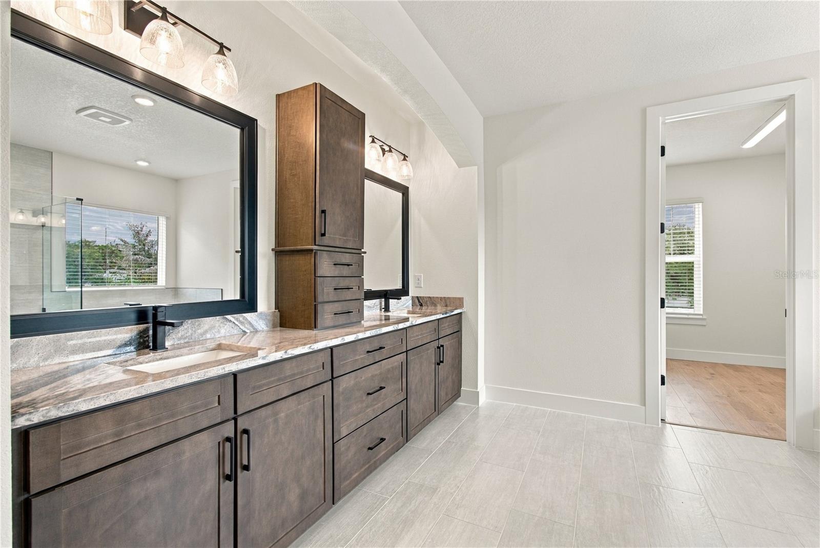 812 W ORIENT ST — photo 27
