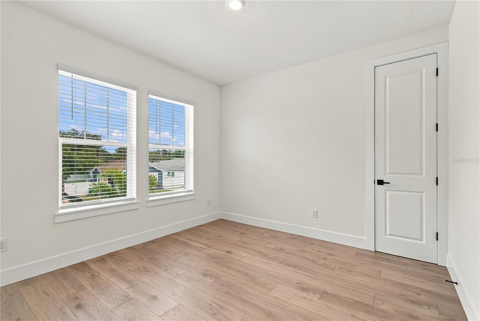 812 W ORIENT ST — photo 36