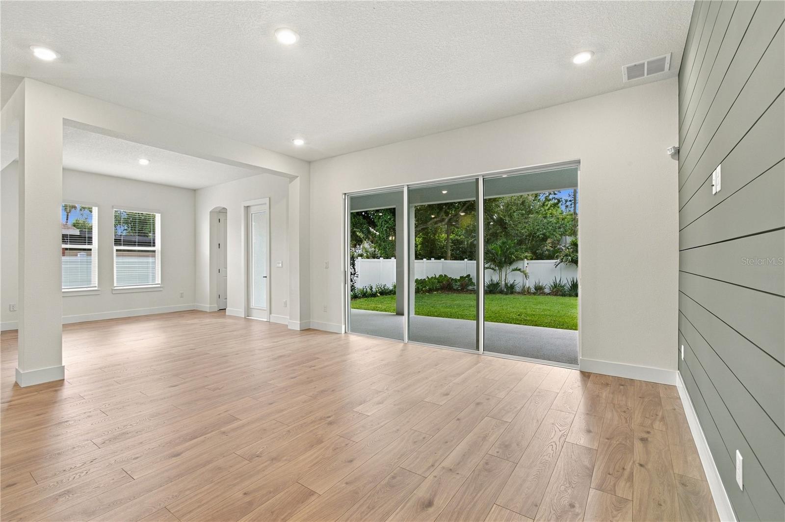812 W ORIENT ST — photo 16