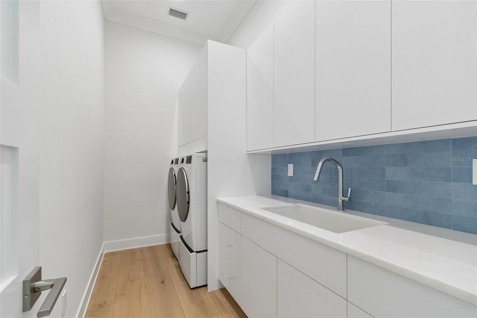 236 HOWARD DR — photo 25