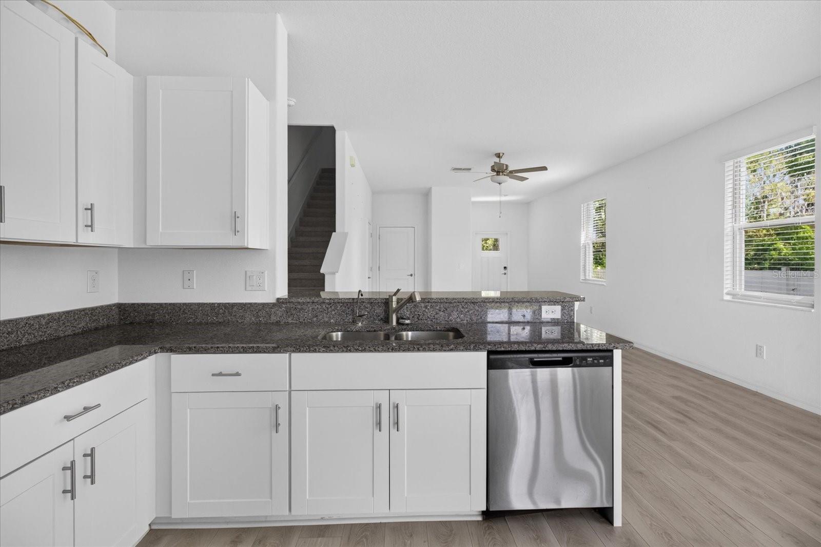 5226 FORUM BLVD — photo 33