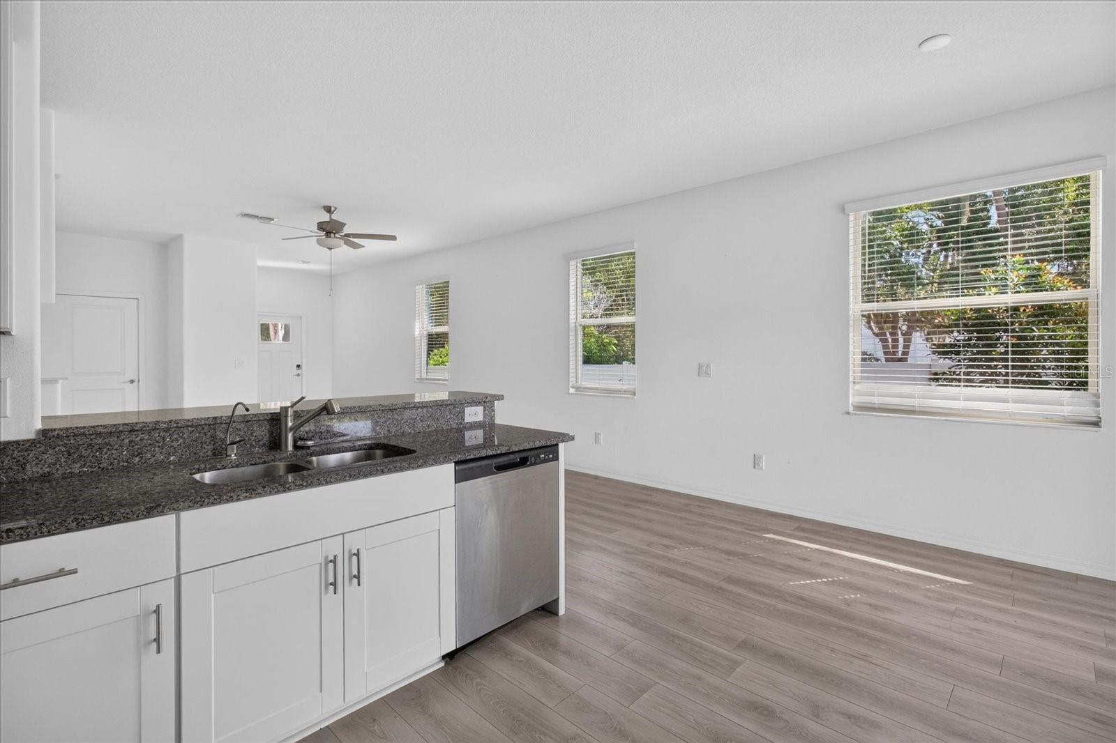 5226 FORUM BLVD — photo 34