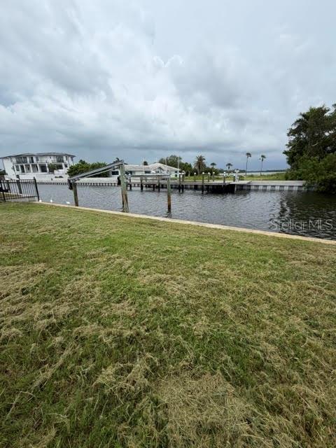 581 ROUNTREE DR — photo 3