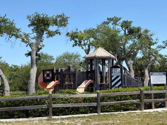 581 ROUNTREE DR — photo 40