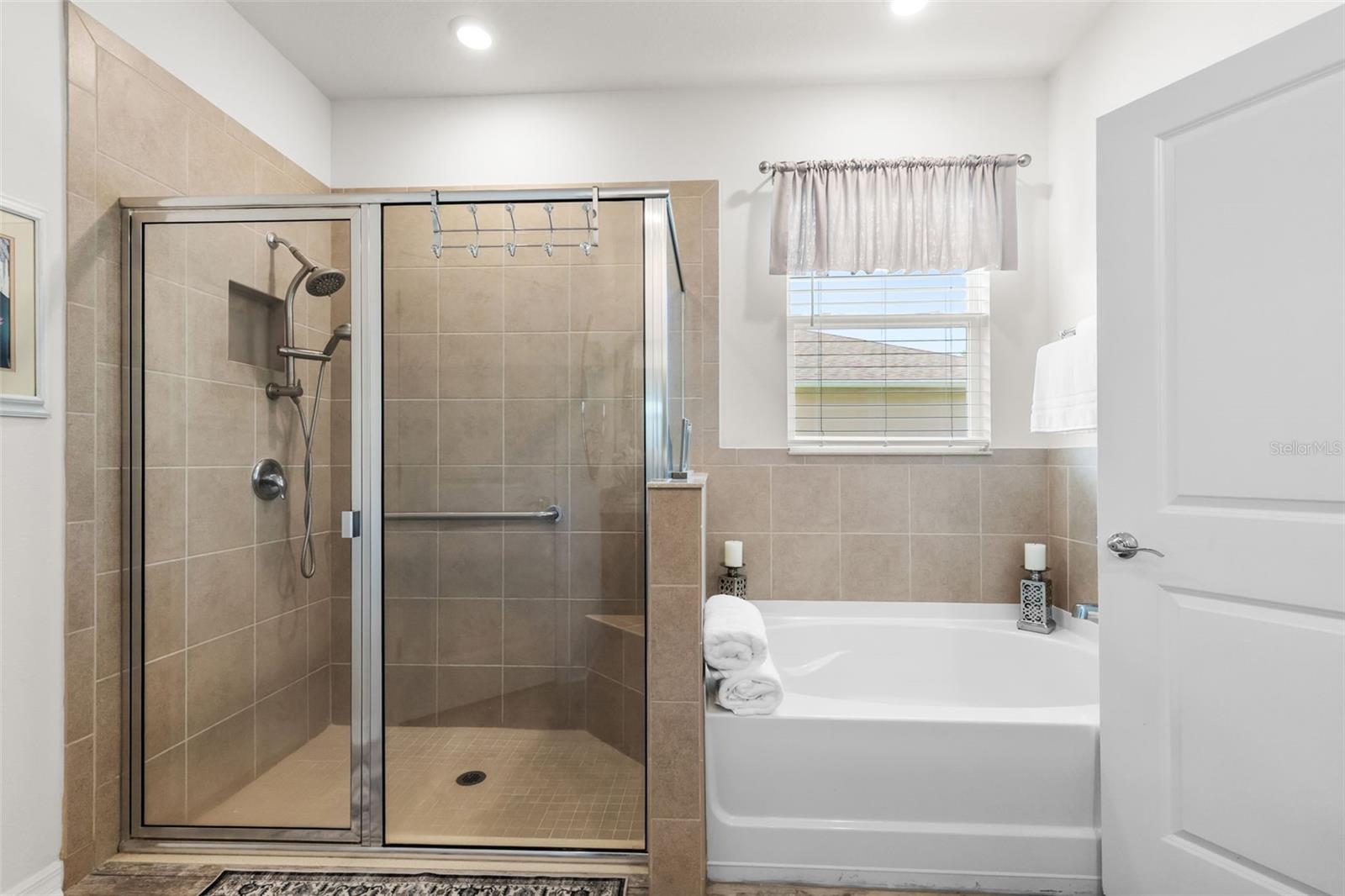 12421 EASTPOINTE DR — photo 41