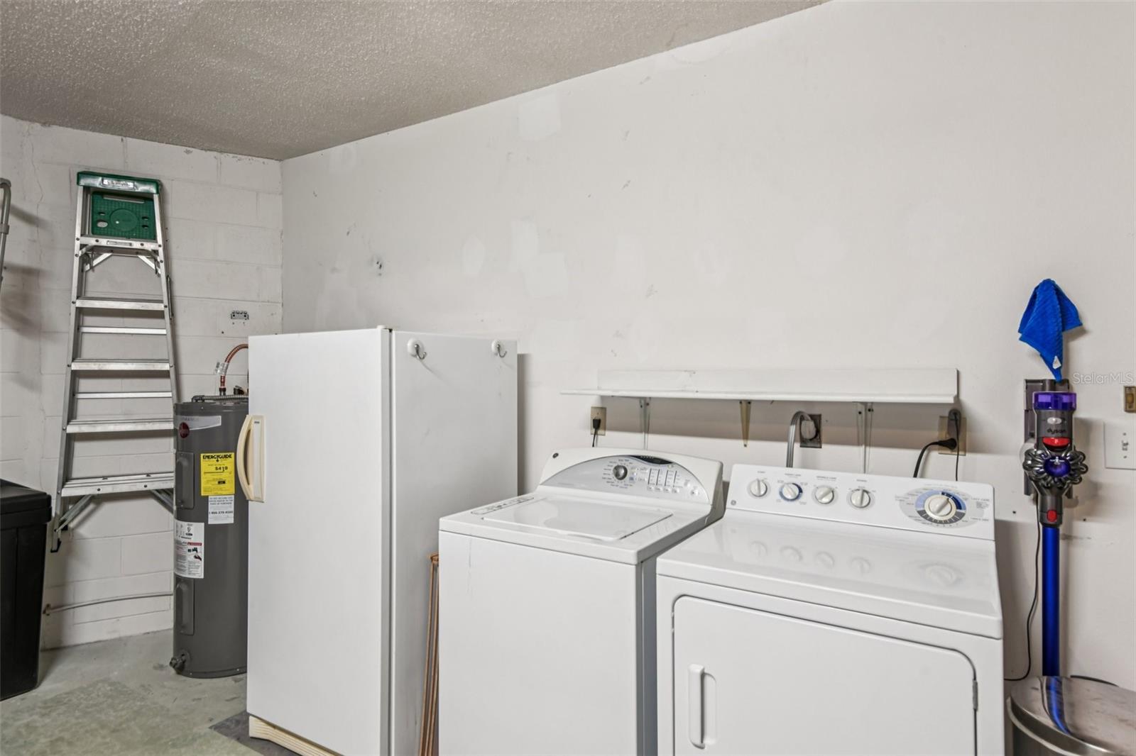 214 LINGER LN — photo 33