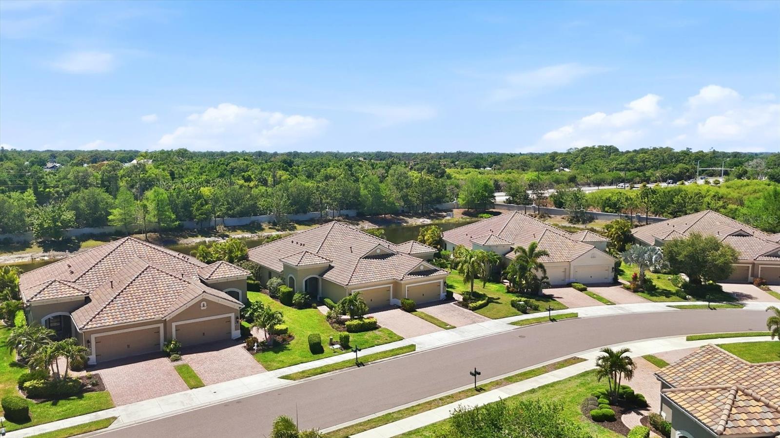 1359 BACKSPIN DR — photo 32