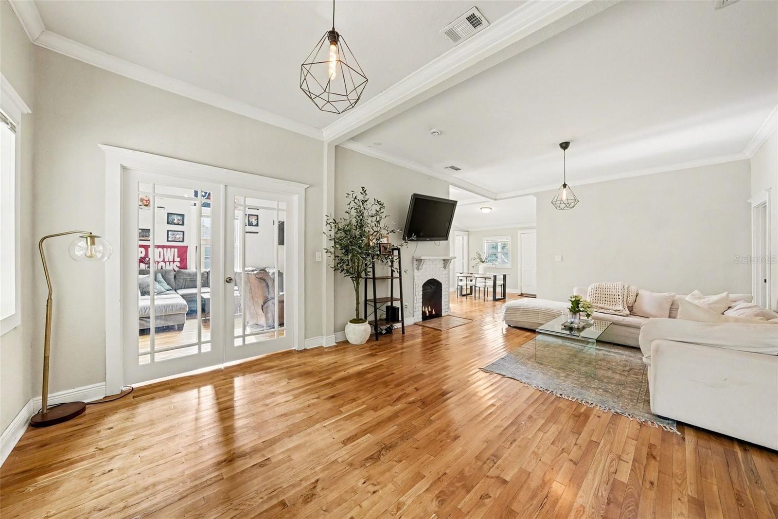 805 E CHELSEA ST — photo 12
