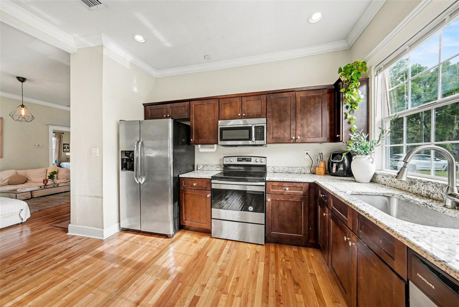 805 E CHELSEA ST — photo 13