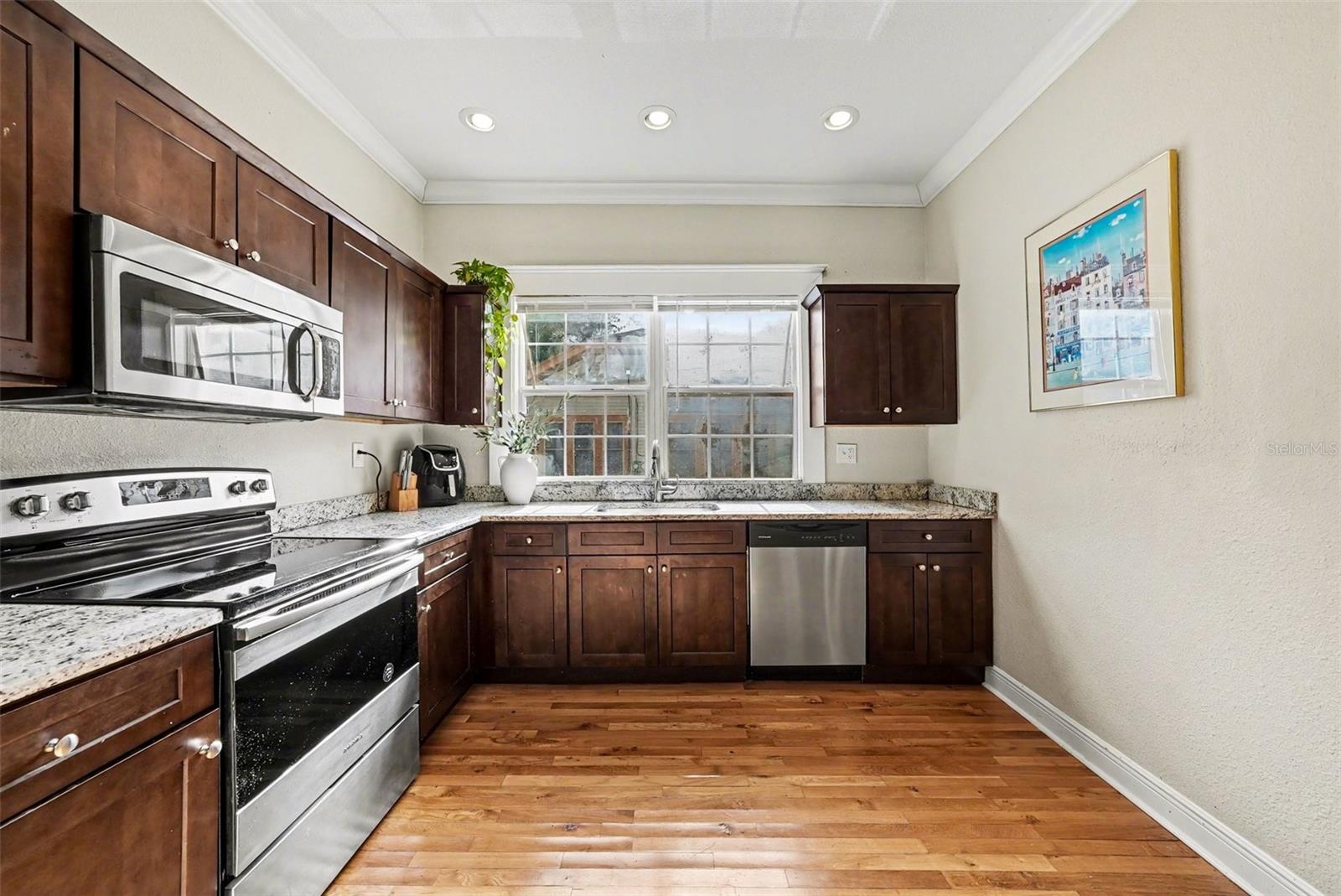 805 E CHELSEA ST — photo 4