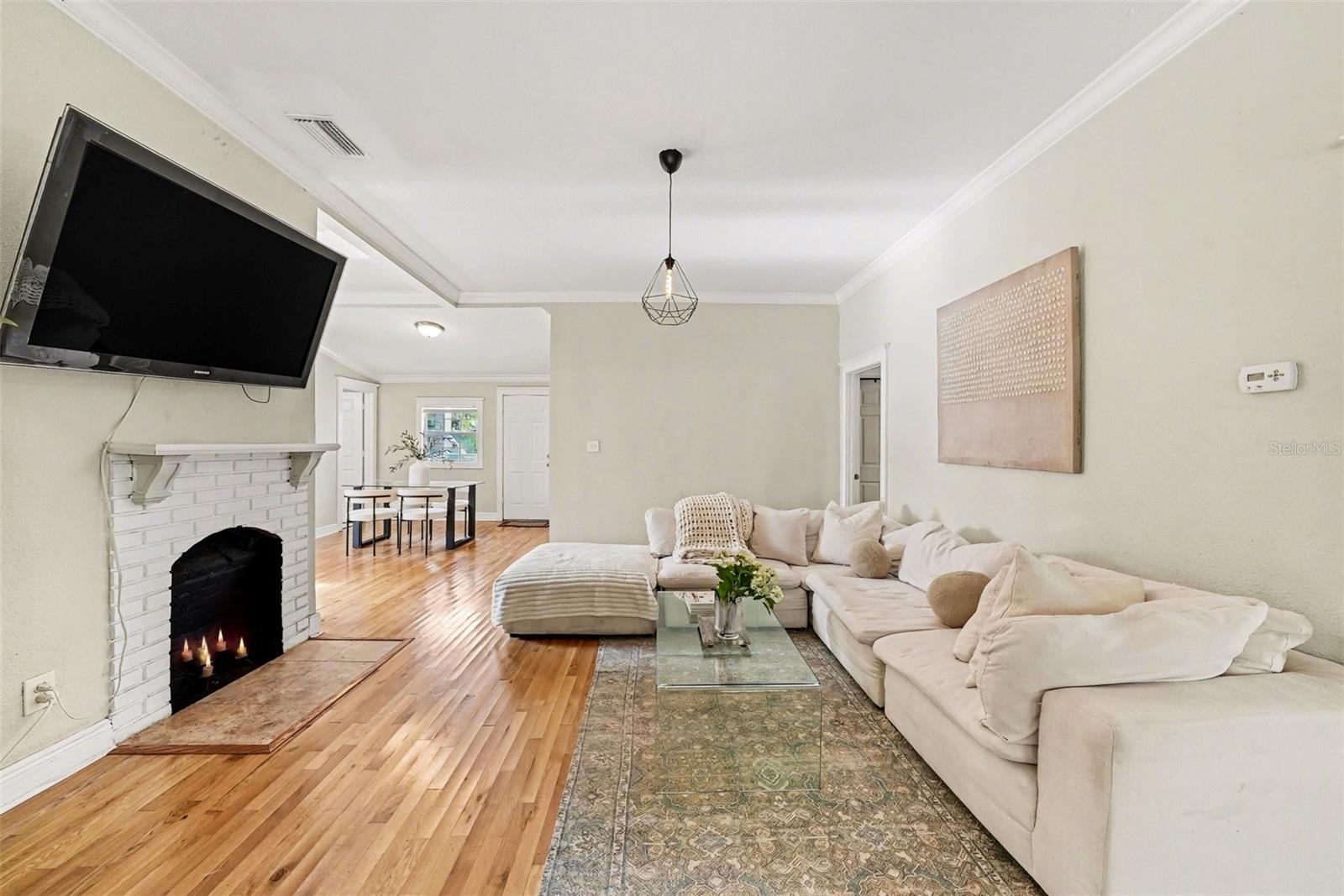 805 E CHELSEA ST — photo 3