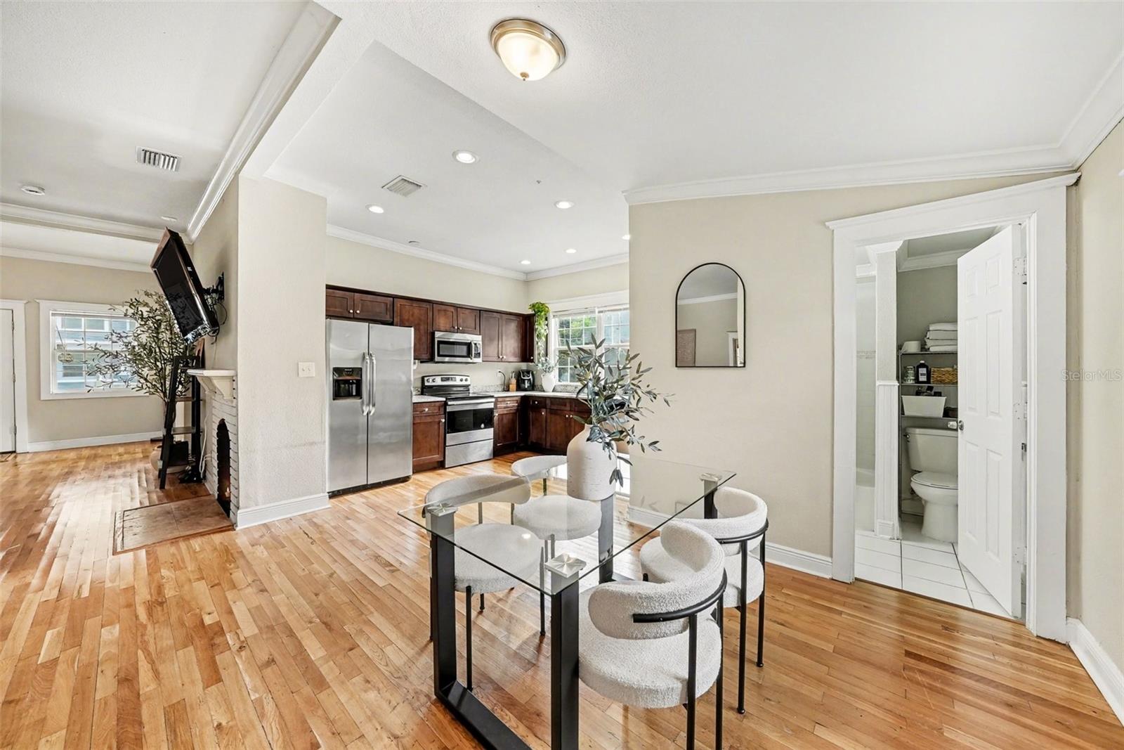 805 E CHELSEA ST — photo 14