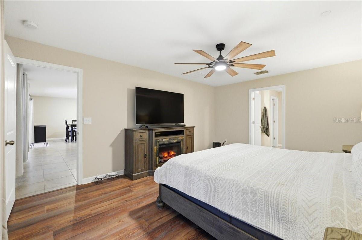 936 ZONE TAILED HAWK PL — photo 17