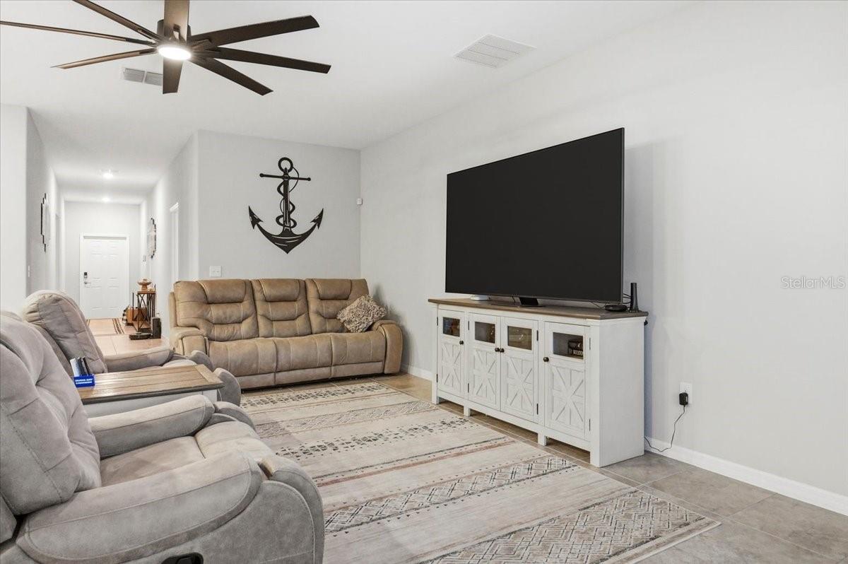 936 ZONE TAILED HAWK PL — photo 7