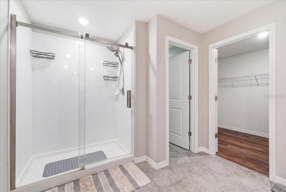 936 ZONE TAILED HAWK PL — photo 21