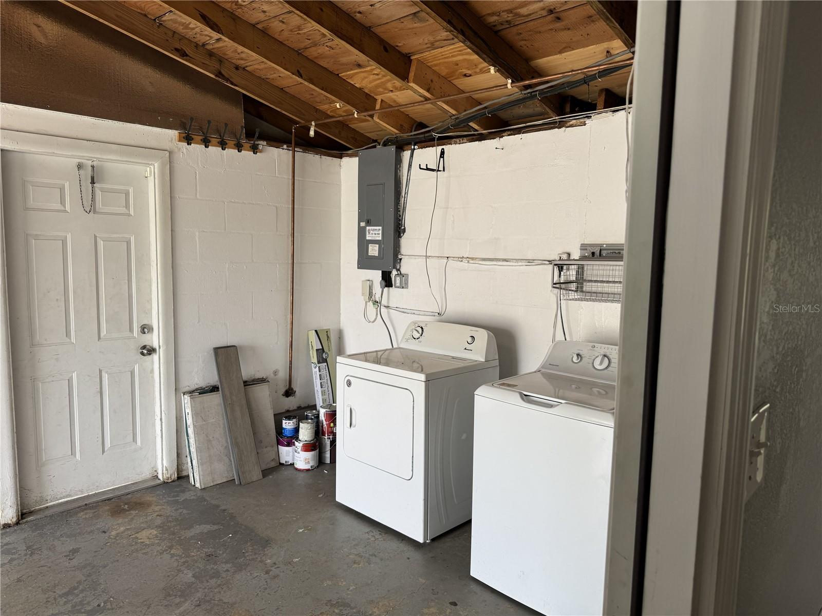 1435 WHITEHALL LN — photo 26