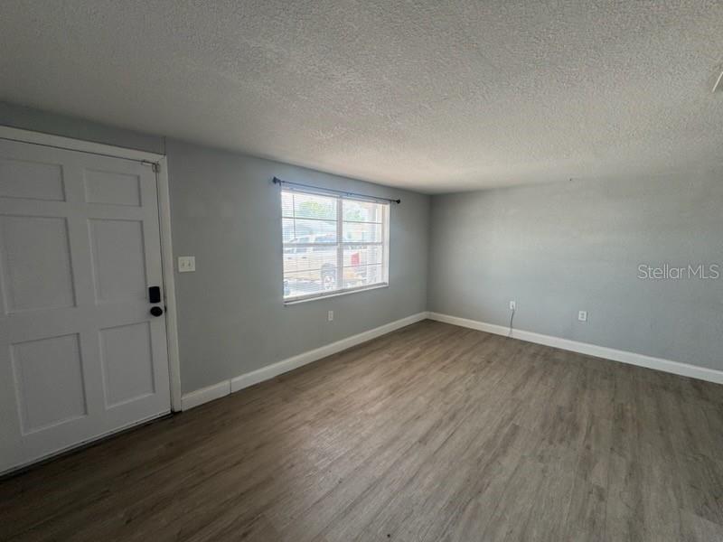 1435 WHITEHALL LN — photo 6