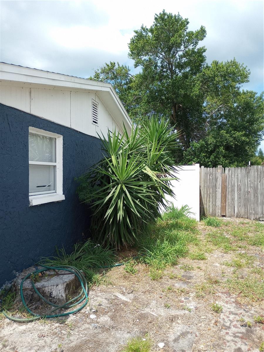 1435 WHITEHALL LN — photo 4