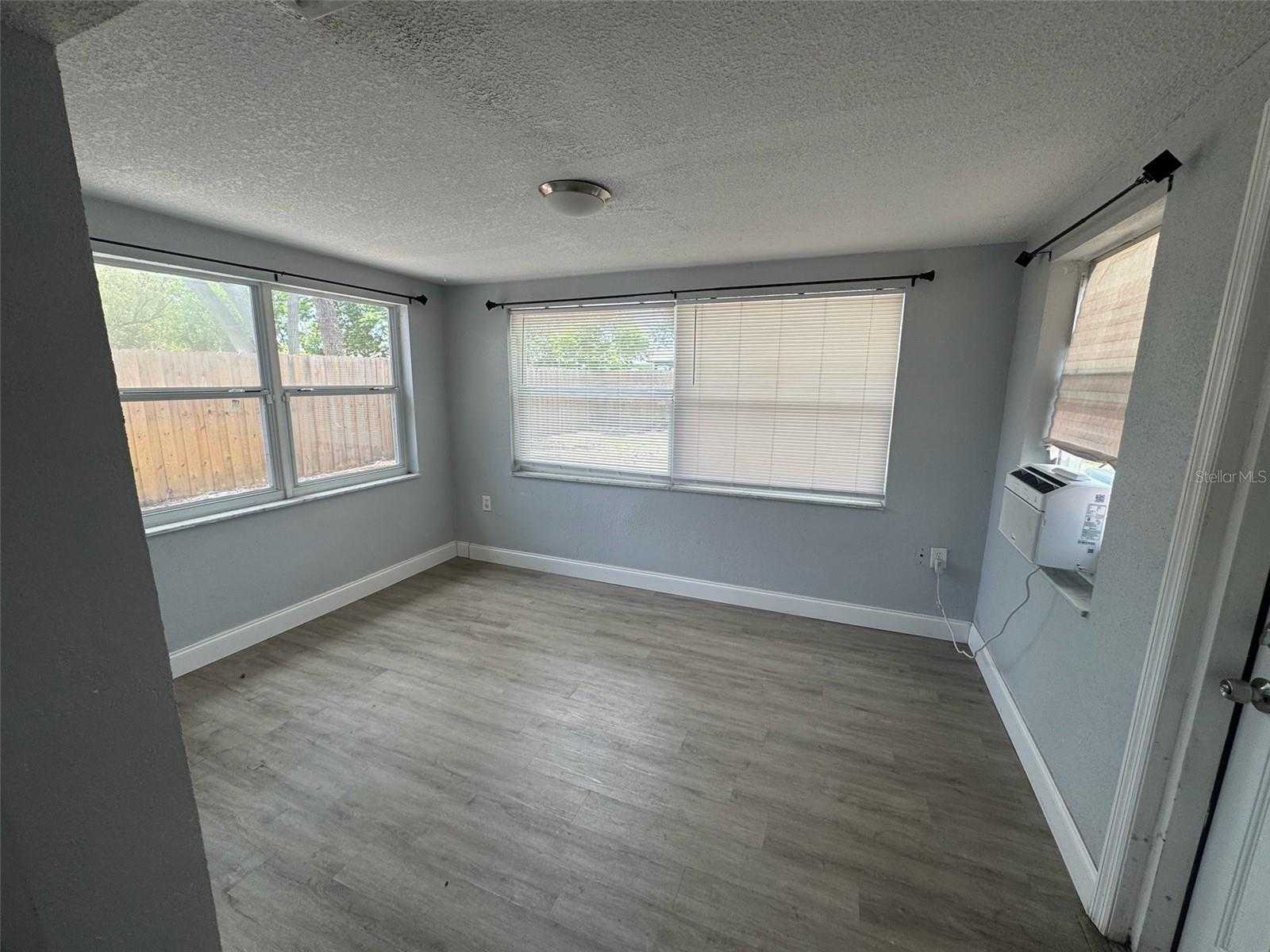 1435 WHITEHALL LN — photo 23