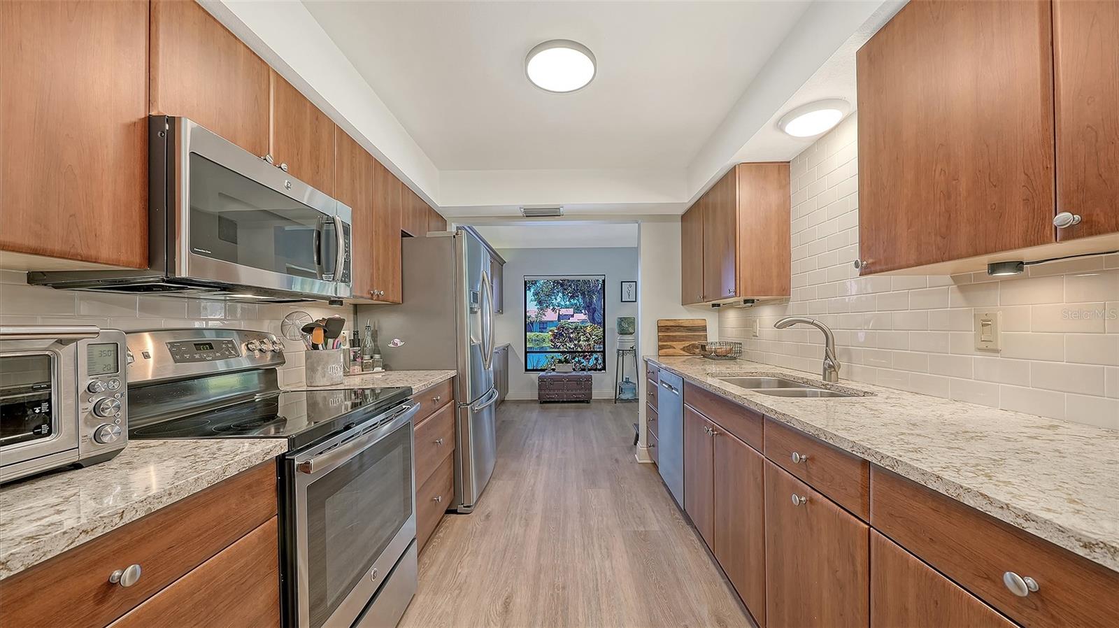 6048 WILSHIRE BLVD #2 — photo 10