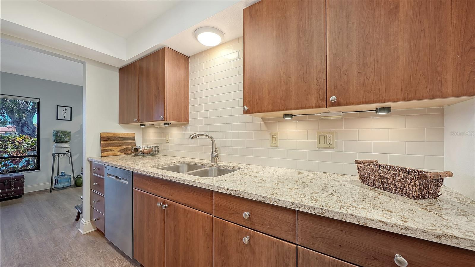6048 WILSHIRE BLVD #2 — photo 11
