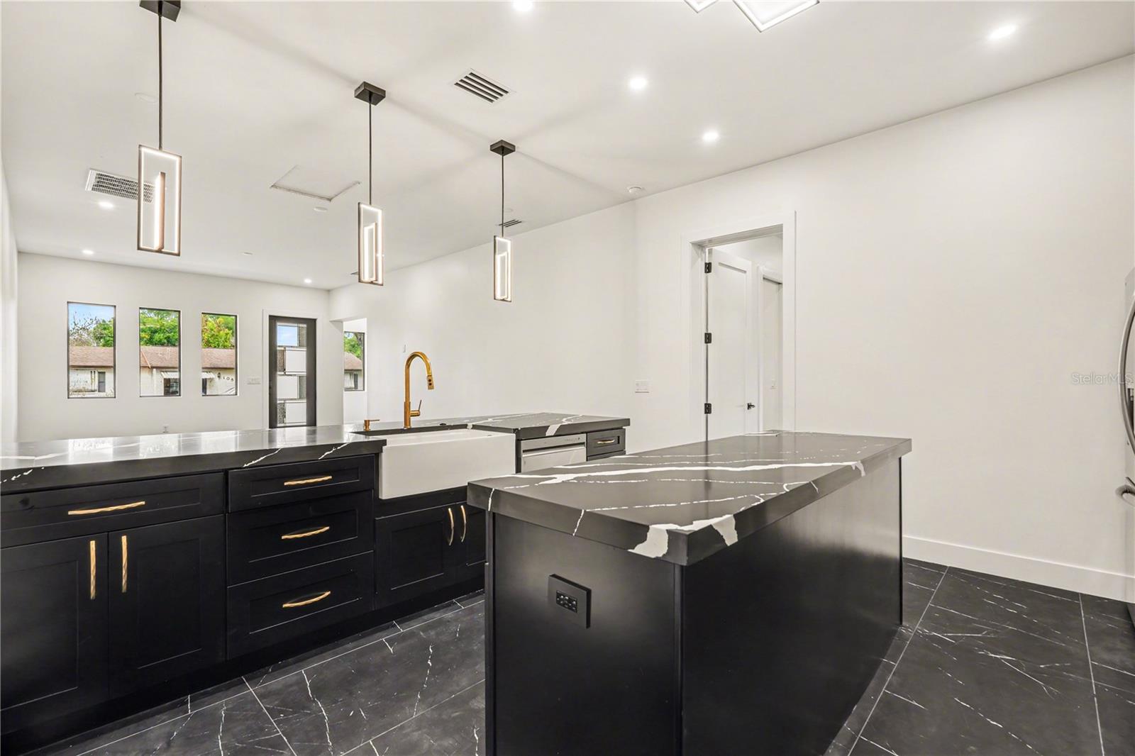 105 GARLAND AVE — photo 13