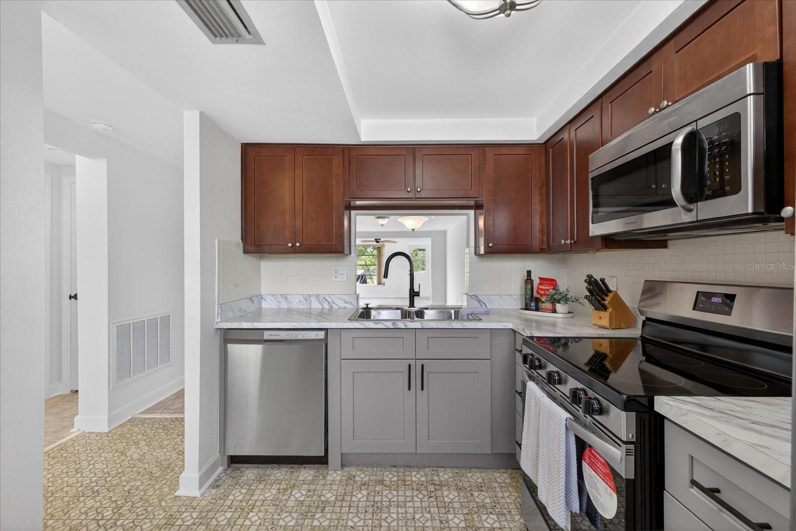 4116 HAMPTON DR — photo 10