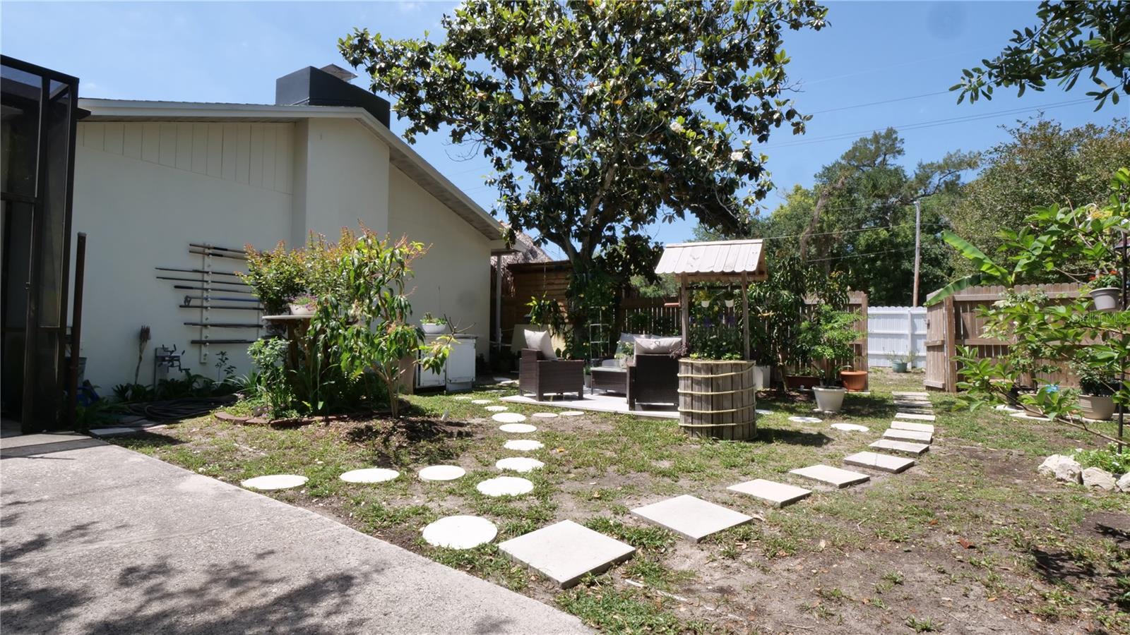1307 NORMANDY CIR — photo 35