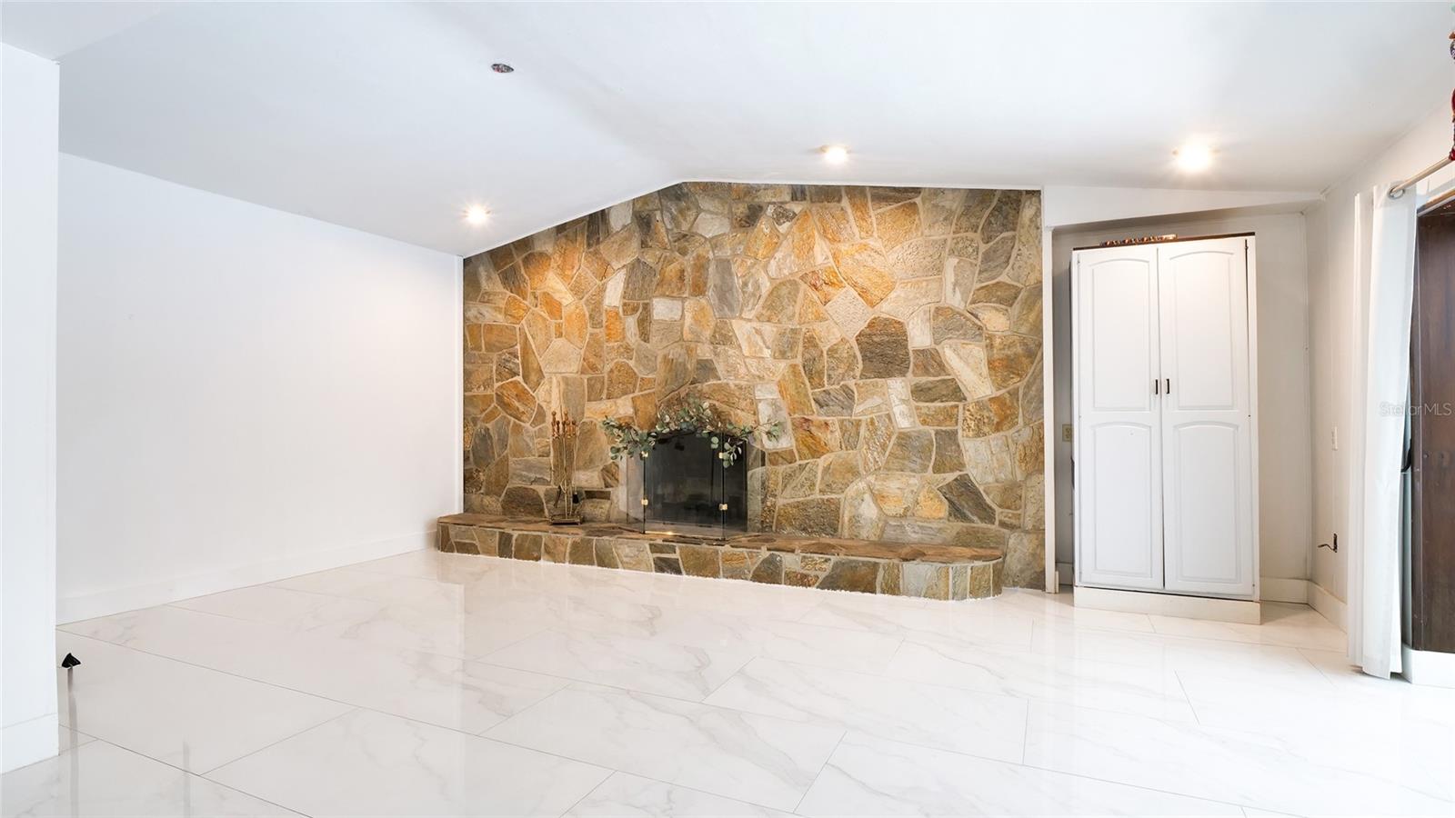 1307 NORMANDY CIR — photo 30