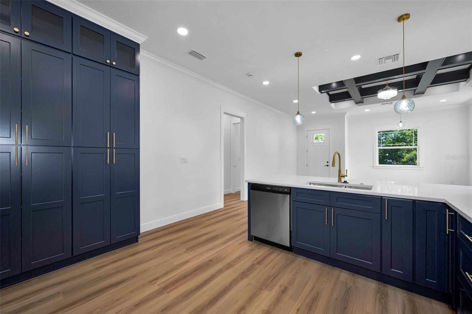 158 E SPRUCE ST — photo 27