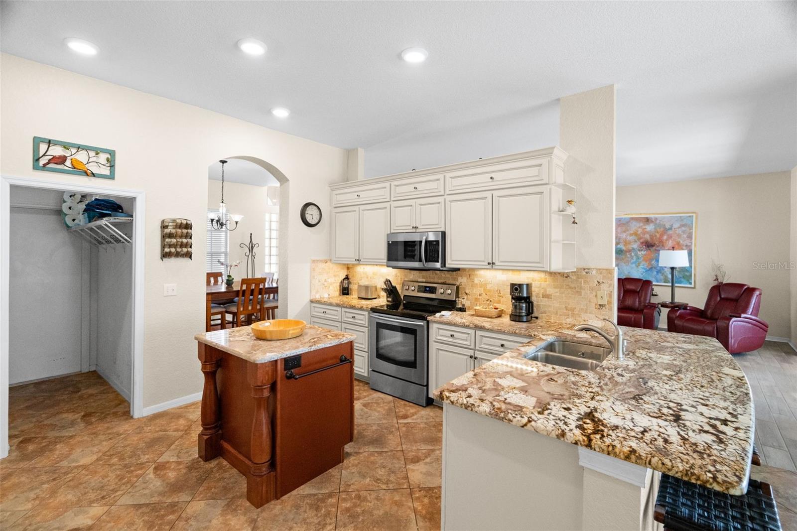 1134 SIGNATURE DR — photo 8